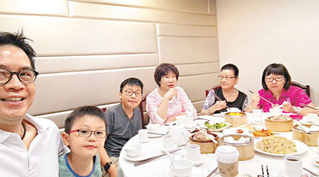 許華傑（左起）、囝囝等家人一齊同媽咪（右三）慶祝母親節。（互聯網圖片）