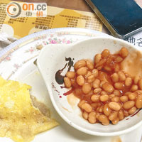 跑馬地一間餐廳供應的「營養餐」，以含鈉量偏高的罐頭茄汁豆作食材。