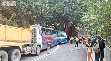 兩輛旅遊巴相撞後，泥頭車再撞向其中一車的車尾。（網民Ronnir Chow提供）