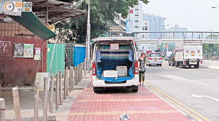 車輛違泊於行人路上，對途人造成阻塞。