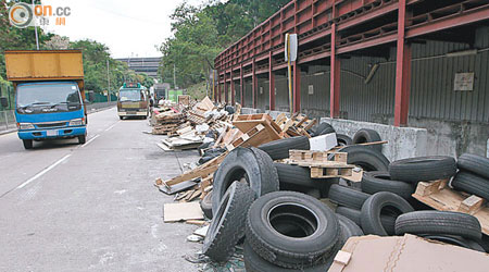 葵喜街<br>垃圾種類應有盡有，連廢車胎亦一大堆。