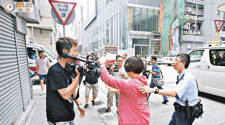被捕男子母親，激動推開記者鏡頭。