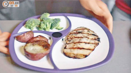 智能碟可替用家分析食物營養和熱量。