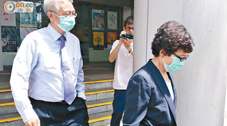 物流署總監梁潮炳（左）與妻子羅碧嫻被控欺詐罪，戴上口罩離庭。（李家翹攝）