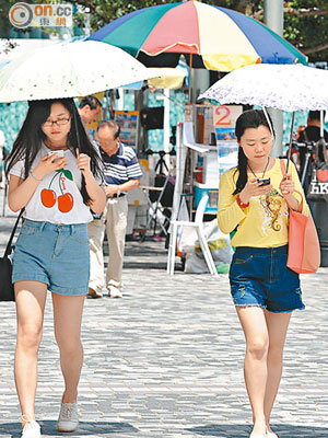 天文台預計今日仍然炎熱，明日開始天氣持續不穩定。（蕭毅攝）