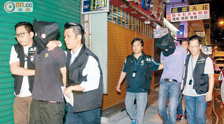 兩名被捕男子由探員押返警署調查。（高潤榮攝）