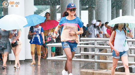 本港天氣昨日開始變得多雲有雨，市民外出時謹記帶備雨具，以免變「落湯雞」。（溫國佳攝）