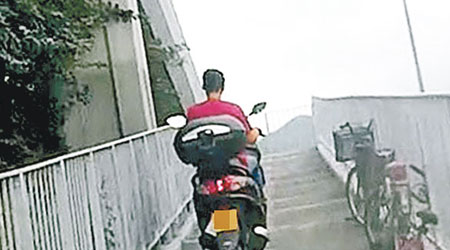 短片拍到一名鐵騎士駛上行人天橋。（互聯網圖片）
