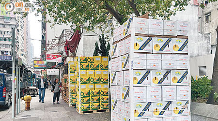 油麻地廣東道有大量生果紙箱堆疊，途人擔心危及安全。