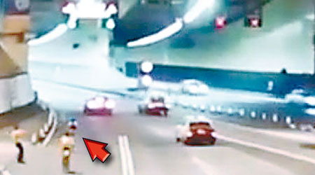 兩名單車手闖進紅隧（箭嘴示），職員阻止不果。（互聯網圖片）