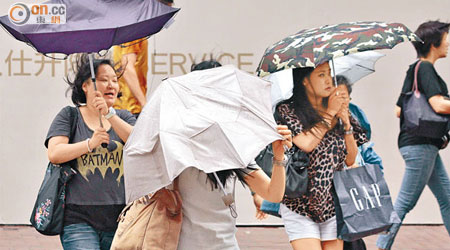 怪風突襲，市民雨傘被吹翻。（蘇文傑攝）
