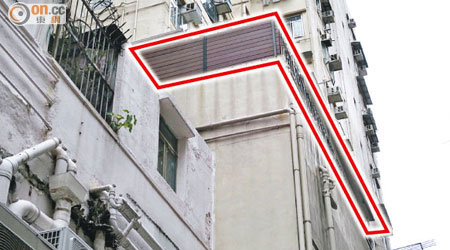 土瓜灣譚公道有大廈平台滿布僭建物（紅框示），對住戶造成極大影響。
