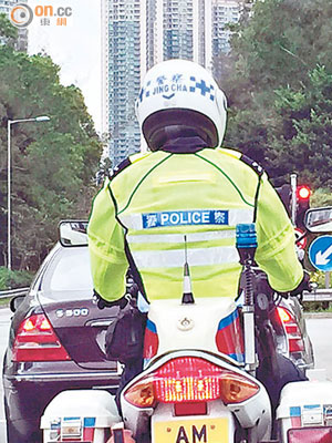 市民於東涌發現有警員戴上印有普通話拼音「JING CHA」「警察」頭盔。（陳先生提供圖片）