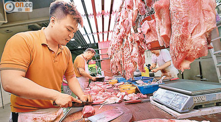 阿朗入行十二年，操刀切豬肉已駕輕就熟。（黃永俊攝）