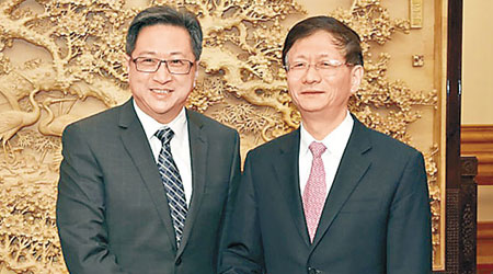 盧偉聰（左）獲中共中央政治局委員、中央政法委書記孟建柱（右）在中南海接見。（公安部圖片）