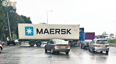 貨櫃車「封路」打橫攔住吐露港公路。（讀者提供）