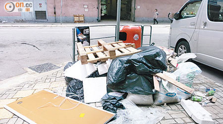 大量建築廢料被人隨處棄置，被指影響環境。