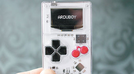 Arduboy的機身僅如信用卡般大。（互聯網圖片）