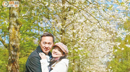 黃素歡最近張貼她與亡夫到韓國旅遊的合照。（黃素歡facebook圖片）