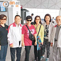 黎燕珊（右三）、森森（中）、斑斑（左三）及友人因雀仔飛入國泰客機而滯留本港機場。