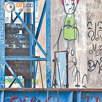 九龍城<br>已丟空十七年的九龍城汽車渡輪碼頭儼如廢墟，碼頭外牆滿布塗鴉。