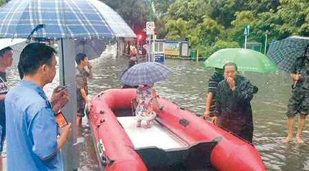 深圳<BR>深圳當局出動救生艇救援受困民眾。（互聯網圖片）