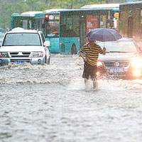 深圳昨遭暴雨侵襲，路面嚴重水浸。（互聯網圖片）