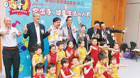 肝康會預備了五百份潔手教材套派發予幼稚園及幼兒園。（梁可瑩攝）