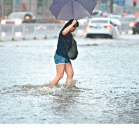 深圳<br>受連日暴雨影響，深圳變身水城，市民涉水而行。（互聯網圖片）