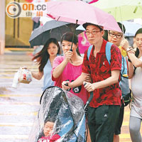 本港昨多區下大雨，市民外出狀甚狼狽。（黃永俊攝）