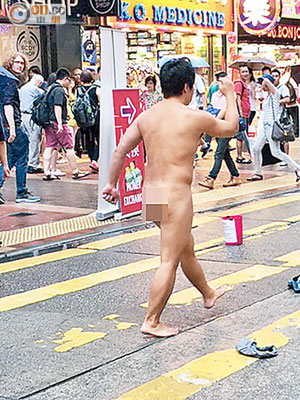 裸男現身在旺角街頭。（讀者提供）