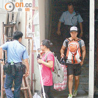 數名住戶昨返回肇事大廈收拾個人物品後離開。