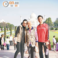 陳小姐（左）二月與丈夫及八旬母親到印度旅行，未料回程時竟降級至特選經濟客位。（讀者提供）