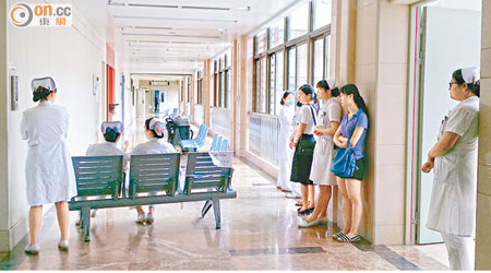 確診新沙士韓男入住惠州市中心人民醫院，ICU外拉起警戒線，惟護士及家屬並無戴口罩。（兩岸組惠州傳真）