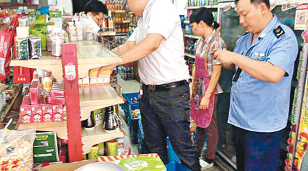 東莞執法部門派員巡查當地士多，要求店方將紙包飲品下架。（互聯網圖片）