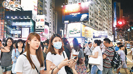香港 <br>新沙士殺到，本港有市民在街上戴上口罩。（胡家豪攝）