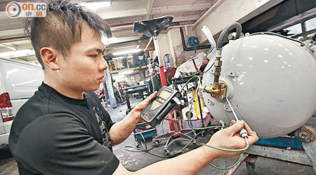 認可工場內的技工會以手提氣體探測器檢查氣缸是否有漏氣。