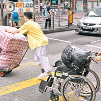 護老院職員將物品運走。（梁耀榮攝）