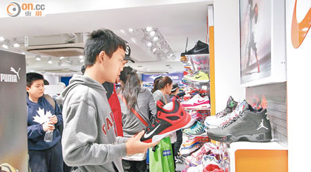 內地皮革塑料等鞋類進口關稅減幅最大，港店舖將面對挑戰。