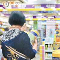 本港的奶粉是內地旅客搶手貨之一。