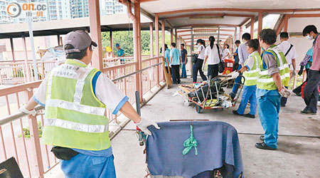 日前政府各部門合作，派人清走深水埗天橋所有雜物。