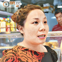 旅客「不來」 店員「難捱」 <br>朱女士（深圳旅客）：「每次嚟香港都會花一、二千元買護膚品同化妝品，內地護膚品進口關稅獲減稅六成，平咁多咁肯定唔會再來香港買啦。」