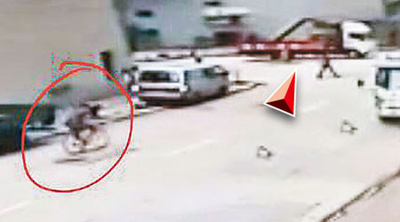 有閉路電視攝入單車（紅圈示）落斜時情況，吊臂貨車（箭嘴示）正在交界路口。（fb小心駕駛圖片）