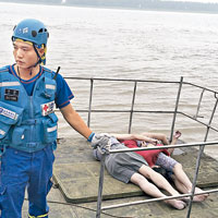 救援人員撈獲遇難者的遺體。（中新社圖片）