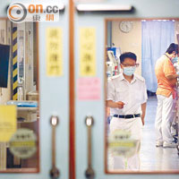 廣華醫院男醫生一度懷疑感染新沙士，在該院隔離病房留醫。（黃永俊攝）