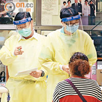 公立醫院昨日起提高戒備，急症室人員均戴上面罩及穿上防護衣物，預防新沙士。