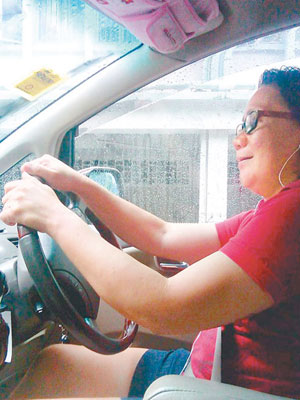 菲傭Rosario在社交網上載駕駛的照片。（互聯網圖片）