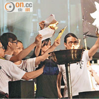 多間大學學生會代表在台上焚燒《基本法》。（袁志豪攝）