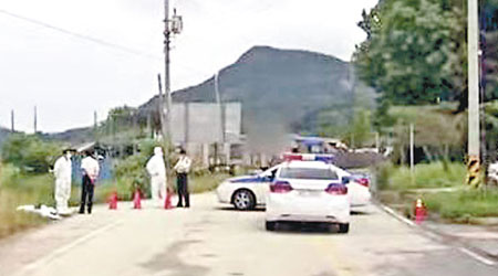 當局封鎖淳昌郡一條村落，並派員駐守出入口。（互聯網圖片）