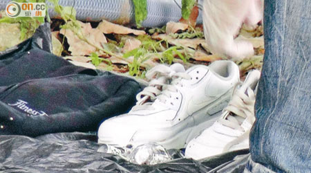 警方在長沙下村檢獲一對白色波鞋、香水及手袋等。（冼耀華攝）